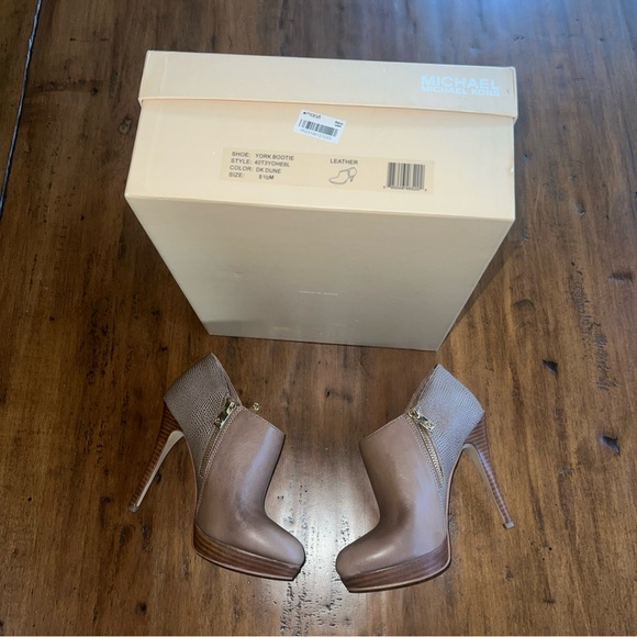 Michael Kors York Dark Dune Stiletto Heel Platform Leather Ankle Bootie Size 5.5 - Picture 4 of 13